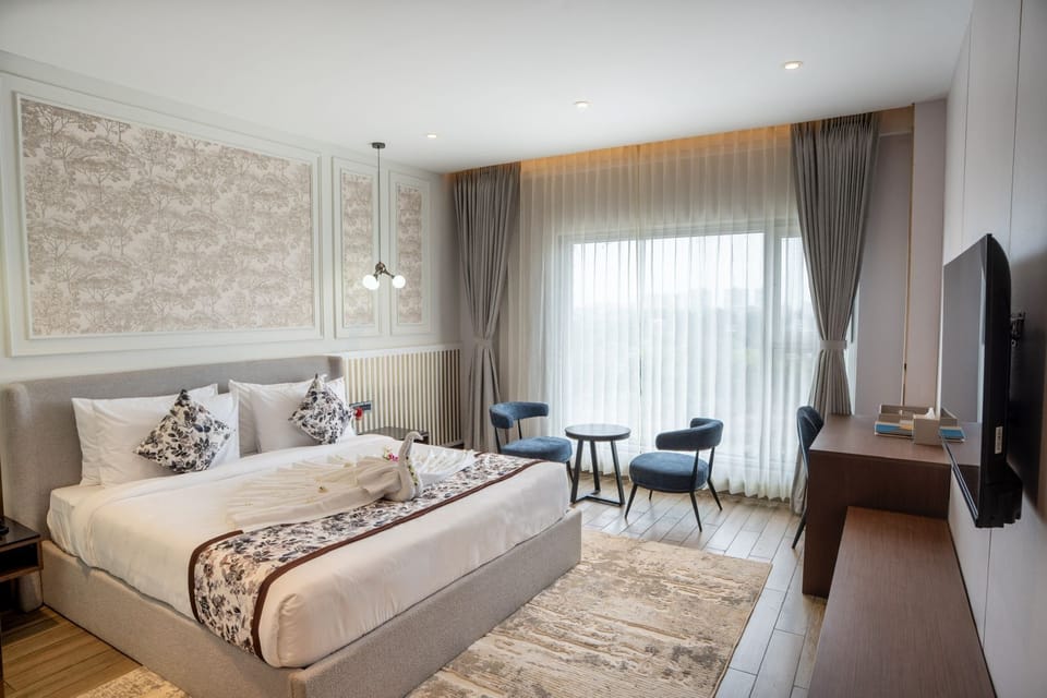 Standard Room, City View | Premium bedding, minibar, in-room safe, desk