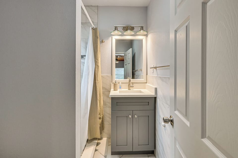 1 Mi to Midtown & Stadium! Couple's Haven in Tampa Apartment in Tampa