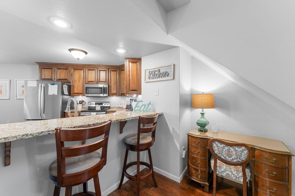 Condo, 4 Bedrooms | Private kitchen | Coffee/tea maker, fridge, oven