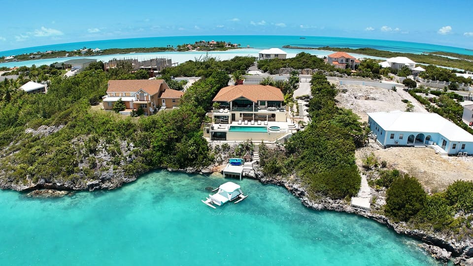 Oceanview Retreat: Experience luxury living with stunning sea views and spacious outdoor lounging!