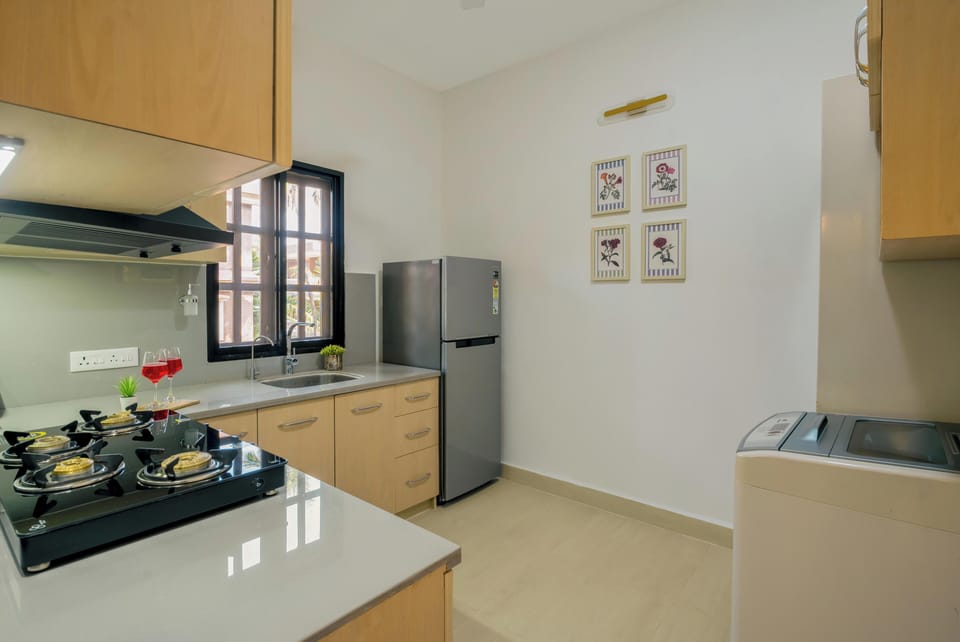 Apartment, 2 Bedrooms, Balcony | Private kitchen | Electric kettle, dining tables