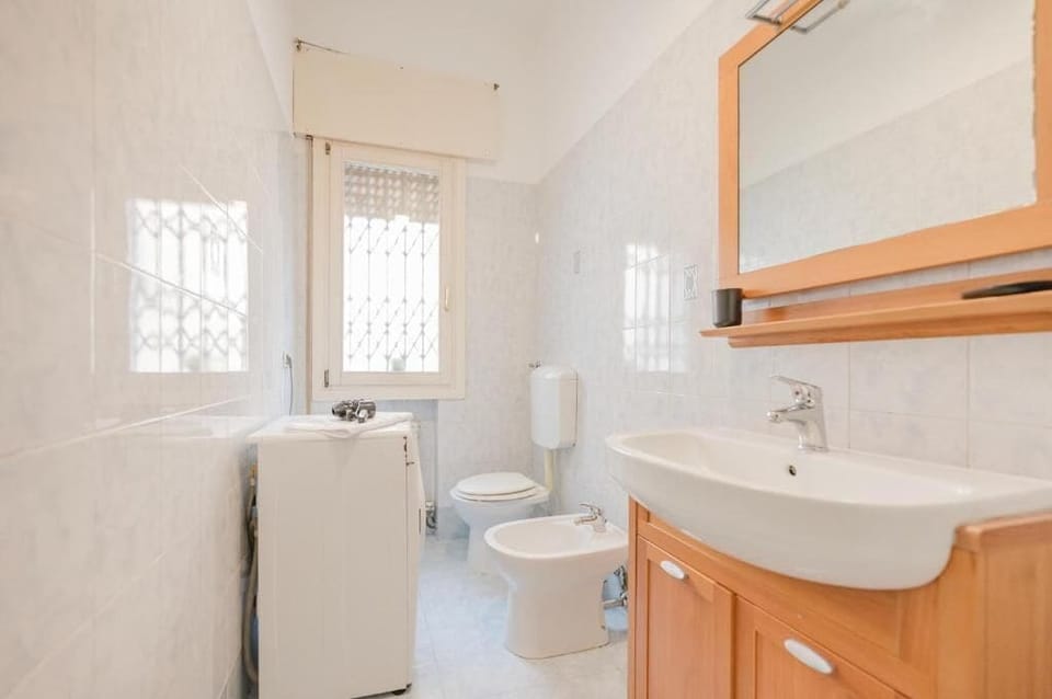 Bathtub, free toiletries, hair dryer, bidet