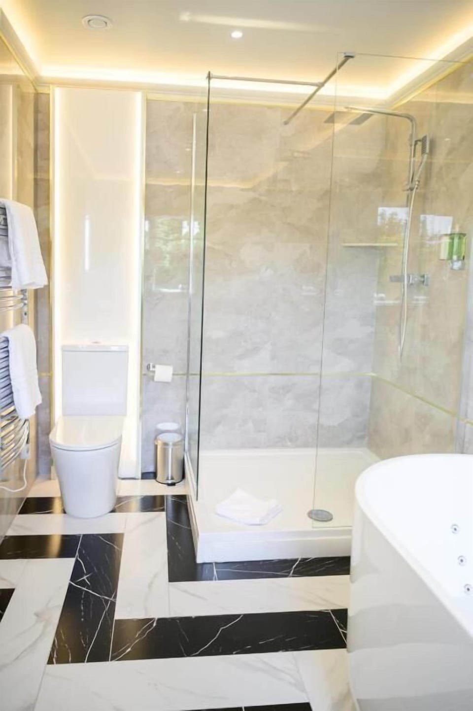 Junior Suite, Garden View | Bathroom | Hair dryer, towels, soap, shampoo