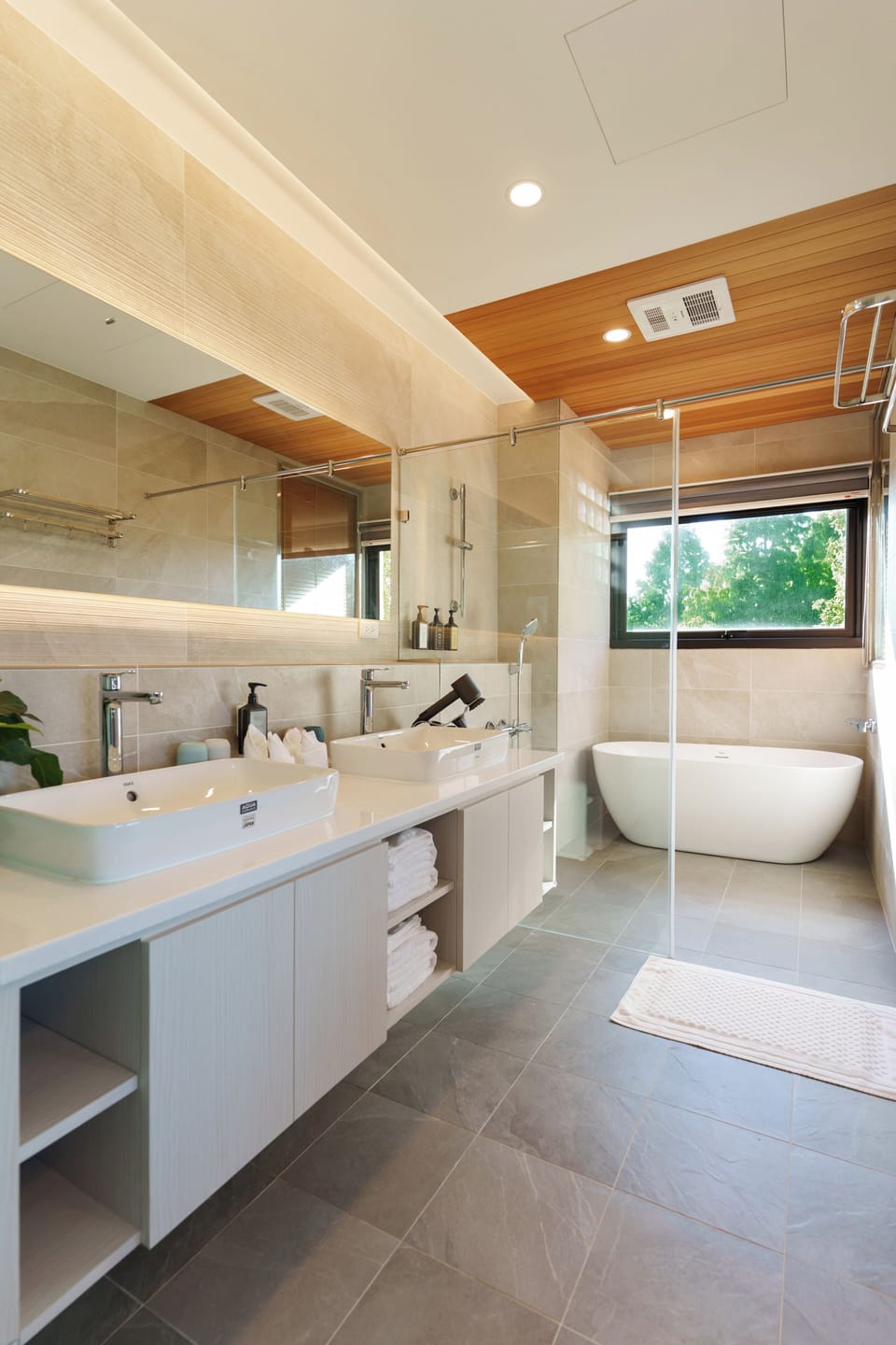 Hair dryer, towels, shampoo, toilet paper