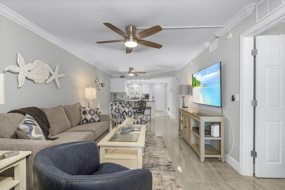 Living Room - Entertainment Area w/Smart TV