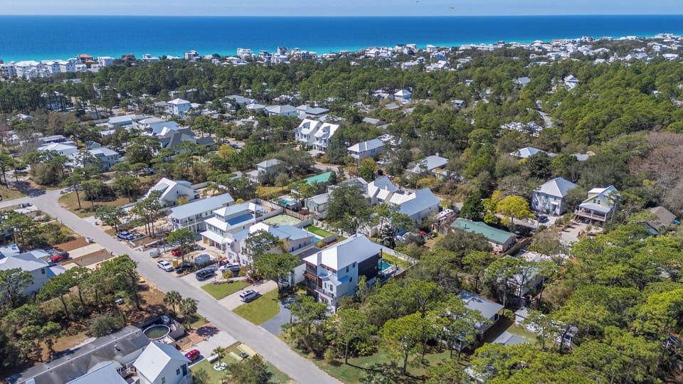 Less than 1/2 mile to 30a beaches!
