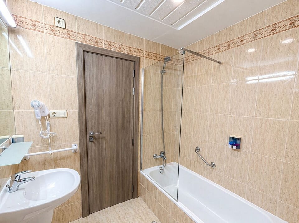Superior Room Sea View | Bathroom | Eco-friendly toiletries, hair dryer, towels, soap