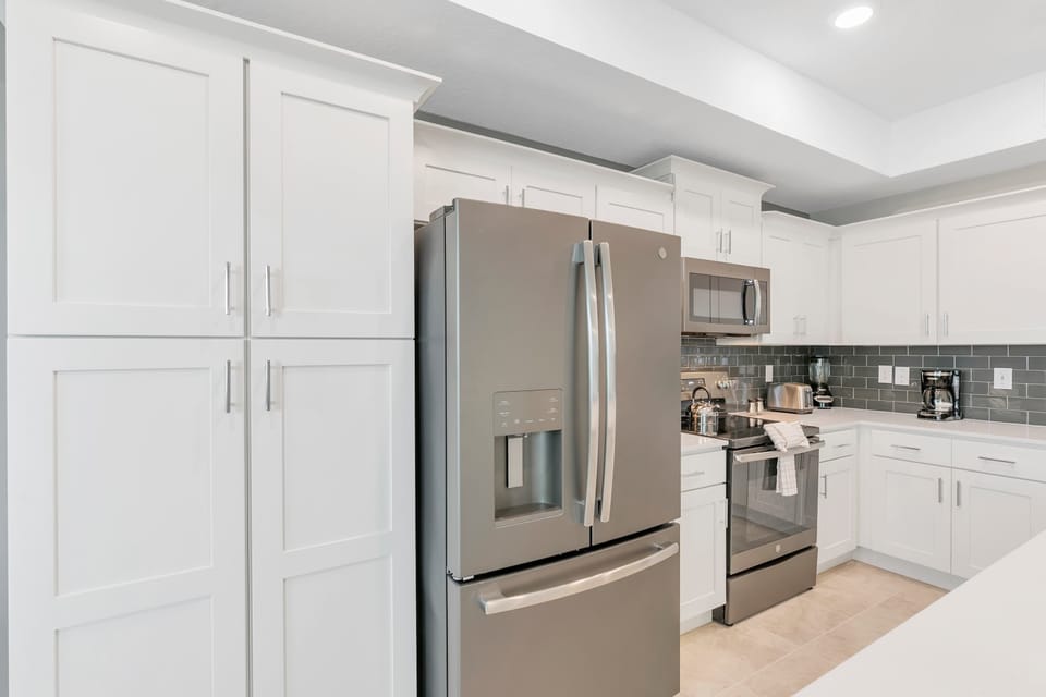 Fully equipped with a high-capacity French door refrigerator and ample pantry space for all your vacation snacks.