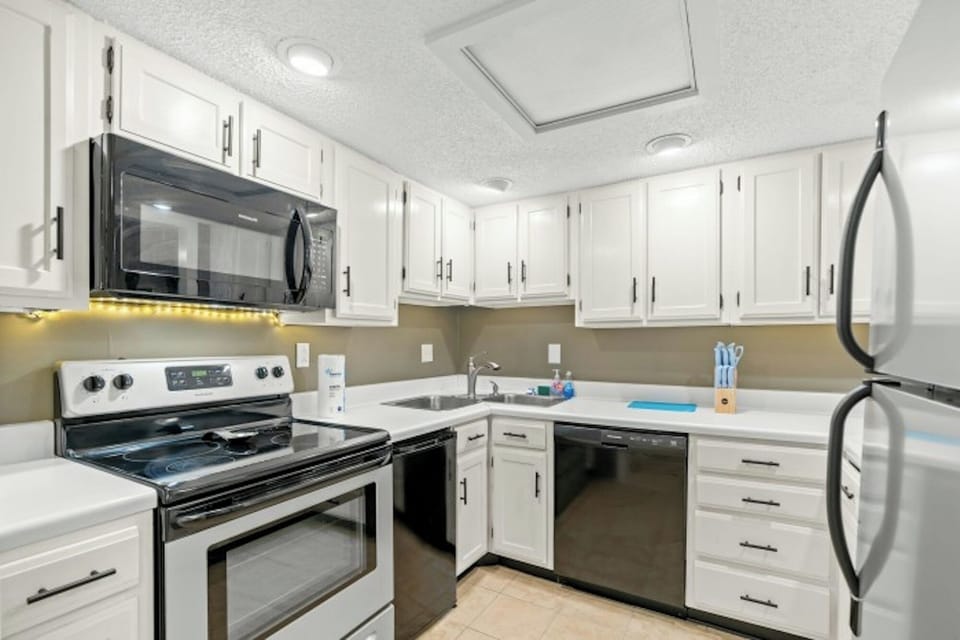 All modern appliances to make meal preparation a breeze.