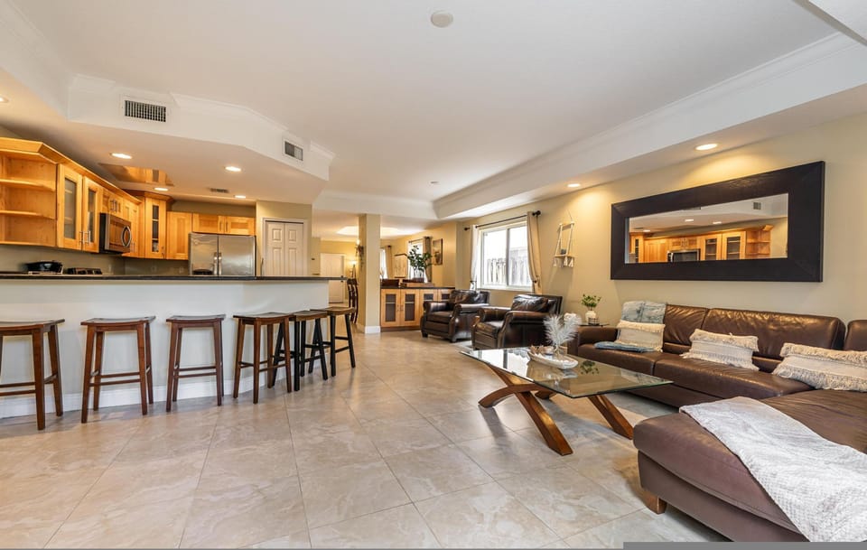 House | 5 bedrooms, desk
