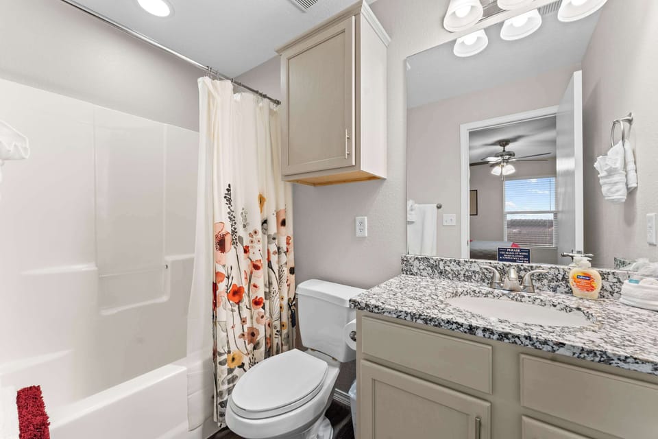 This ensuite features a single vanity & shower/tub combo​