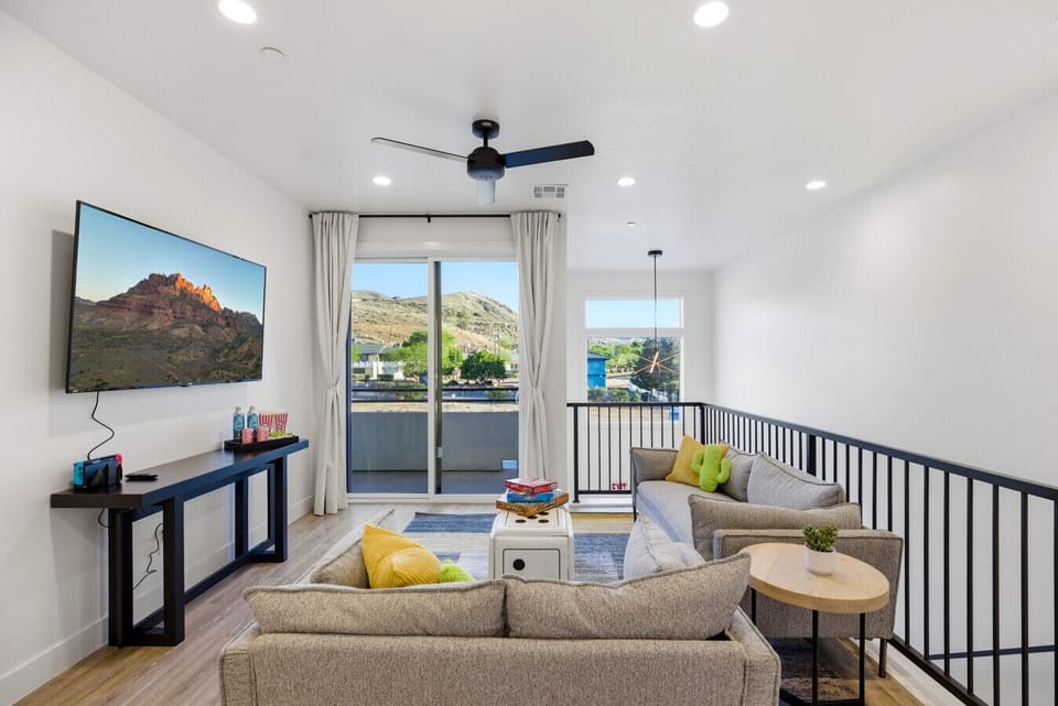 Charming Loft: Enjoy stunning views and vibrant decor in this inviting hangout space!