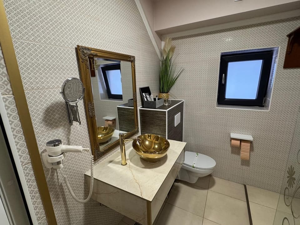 Economy Double Room Single Use | Bathroom | Free toiletries, hair dryer, bathrobes, slippers
