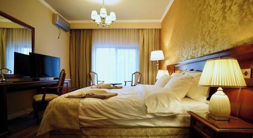 Deluxe Double Room, Non Smoking, Hot Tub | Premium bedding, pillowtop beds, minibar, in-room safe
