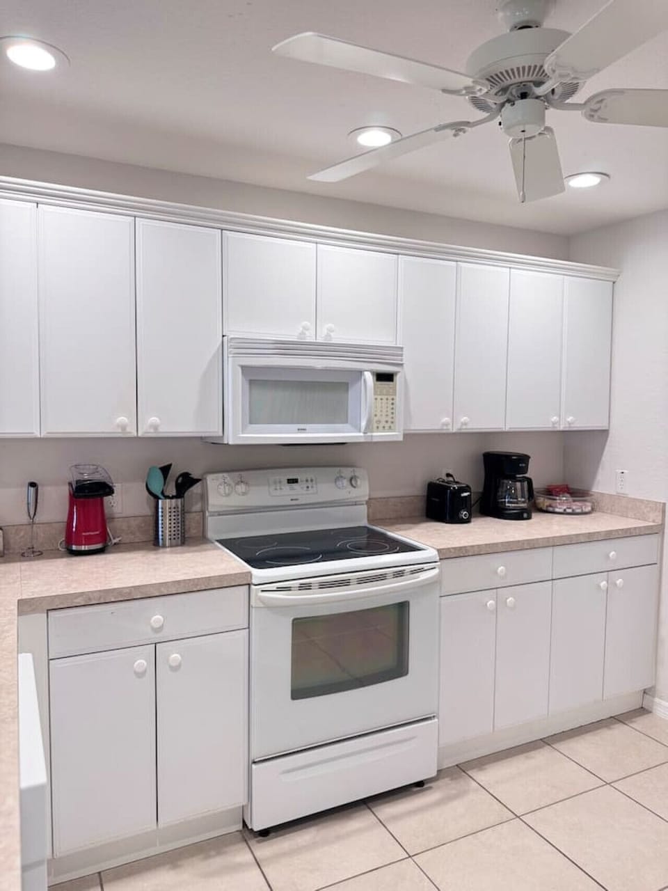 Beautiful kitchen, packed with all the essentials to have a nice dinner with family and friends