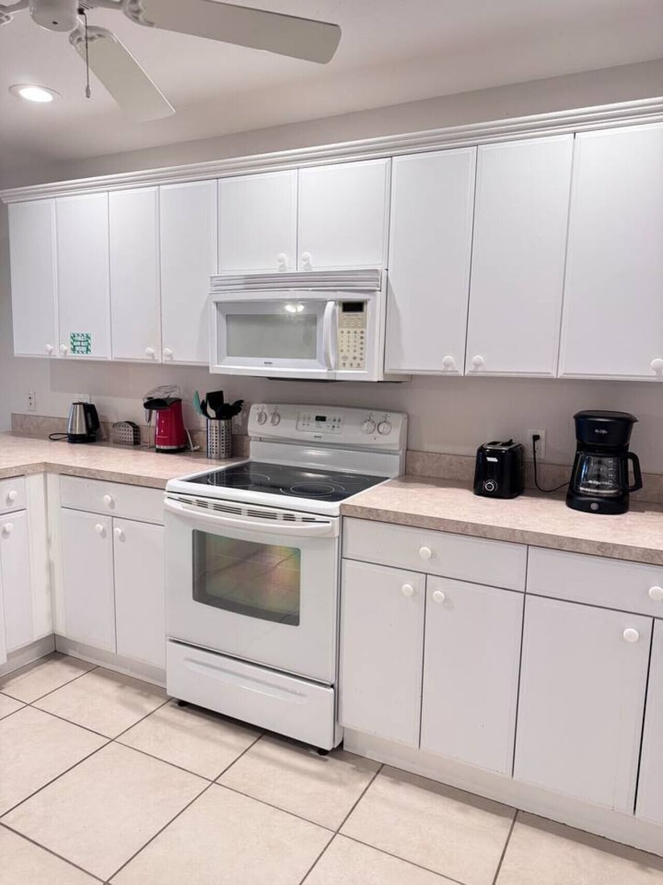 Beautiful kitchen, packed with all the essentials to have a nice dinner with family and friends