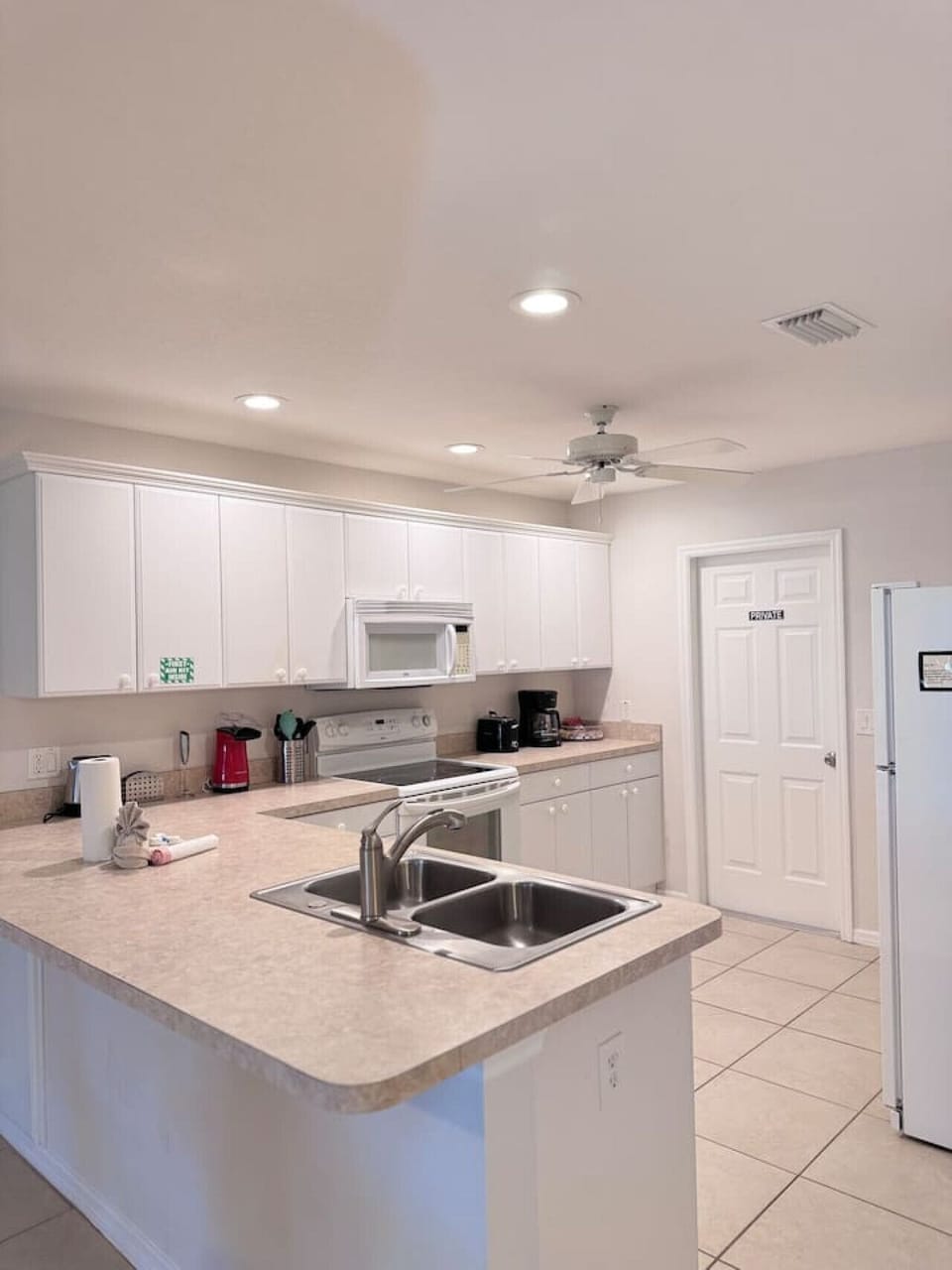 Beautiful kitchen, packed with all the essentials to have a nice dinner with family and friends