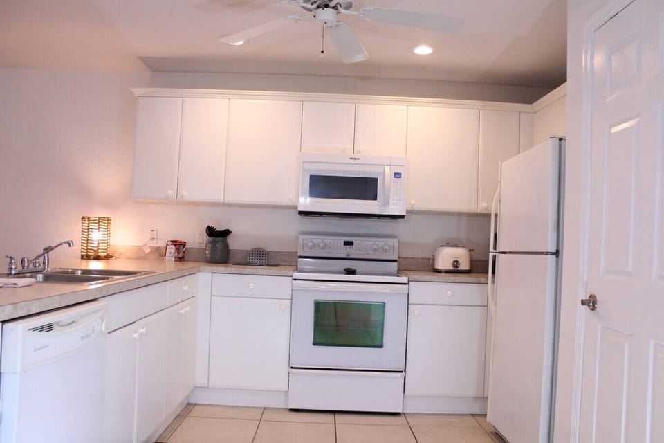 Beautiful kitchen, packed with all the essentials to have a nice dinner with family and friends