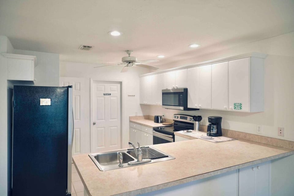 Beautiful kitchen, packed with all the essentials to have a nice dinner with family and friends