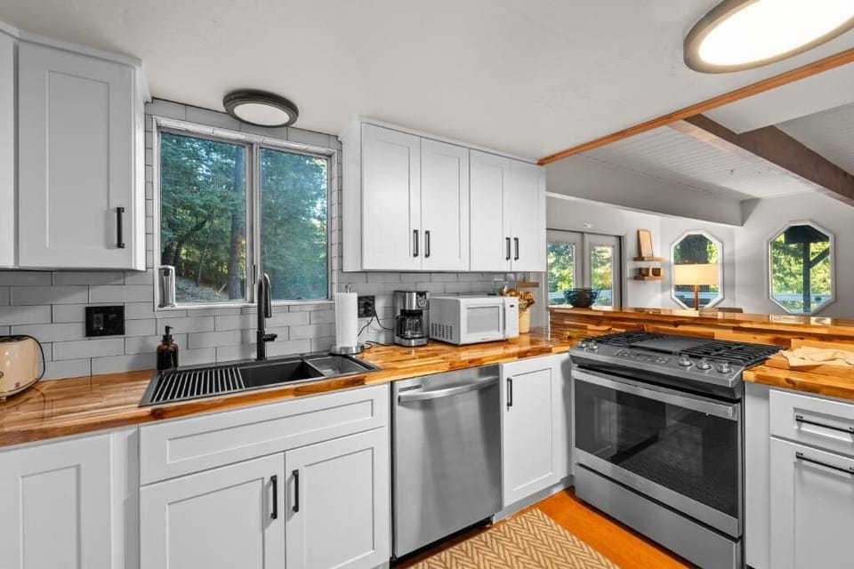 Cabin, Balcony, Mountain View | Private kitchen