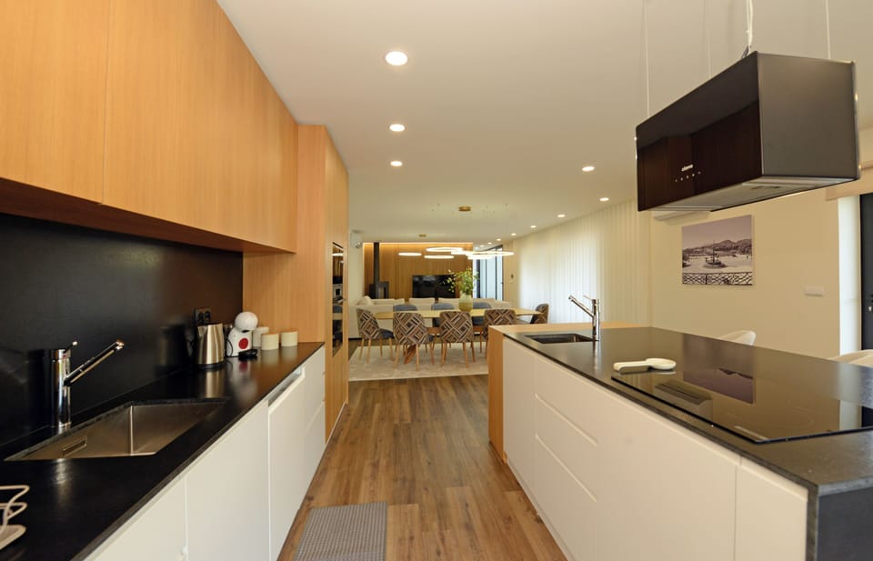 Luxury Cottage, Mountain View | Private kitchen | Fridge, microwave, oven, stovetop
