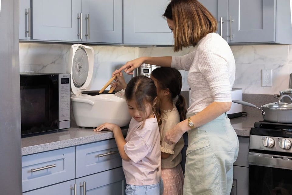 Enjoy the thoughtful details, including a rice cooker and a hot pot set.