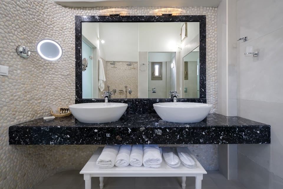 Deluxe Suite, 1 Double Bed, Jetted Tub, Sea View | Bathroom sink
