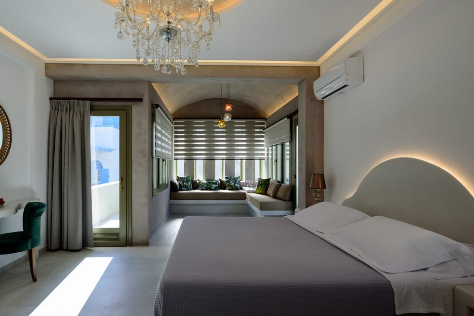 Junior Suite, Jetted Tub, Pool View | In-room safe, free WiFi, bed sheets