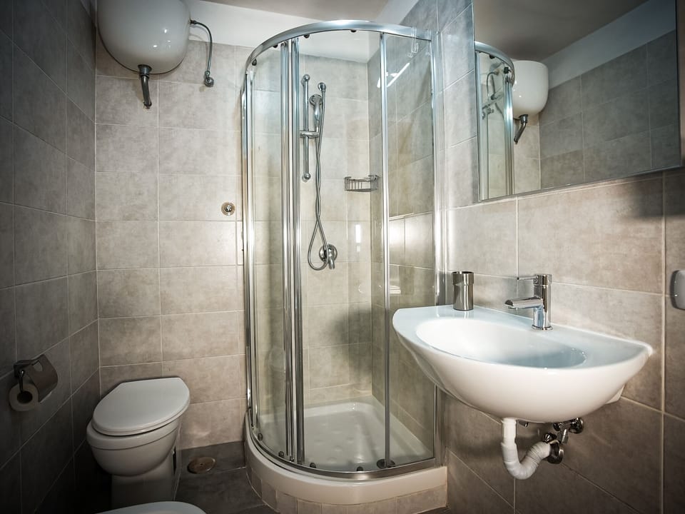 Single Room | Bathroom | Shower, free toiletries, hair dryer, bidet