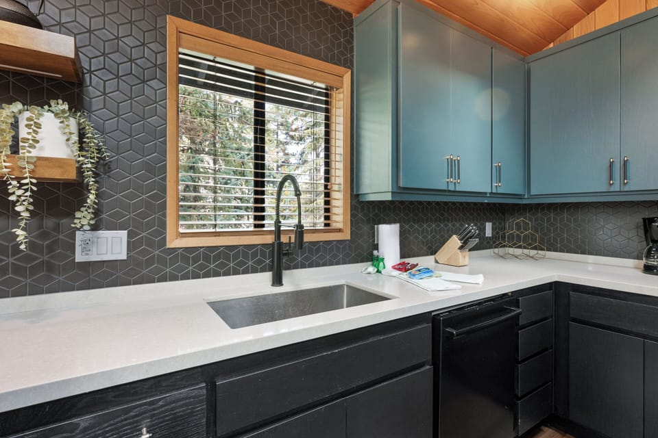 Basic House, Balcony, Mountain View | Private kitchen