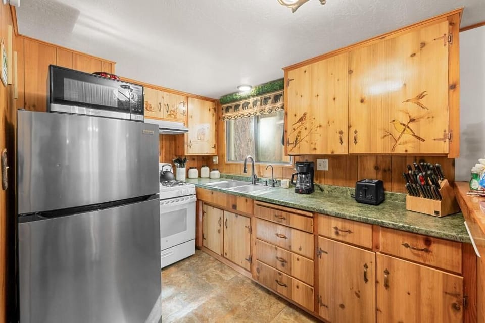 Basic House, Patio, Mountain View | Private kitchen