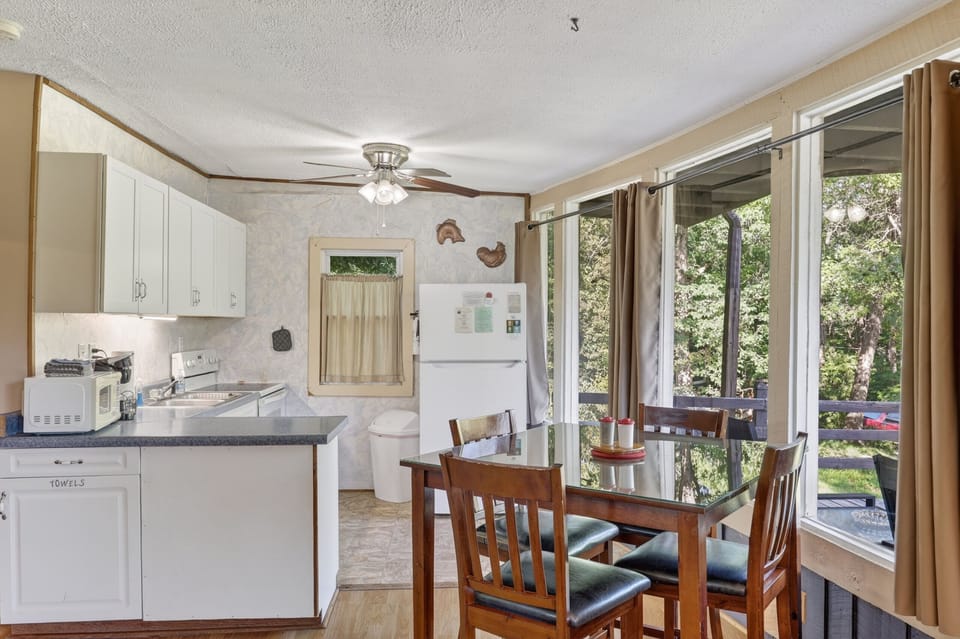 Fully equipped kitchen and dining area - perfect for meals and morning coffee.