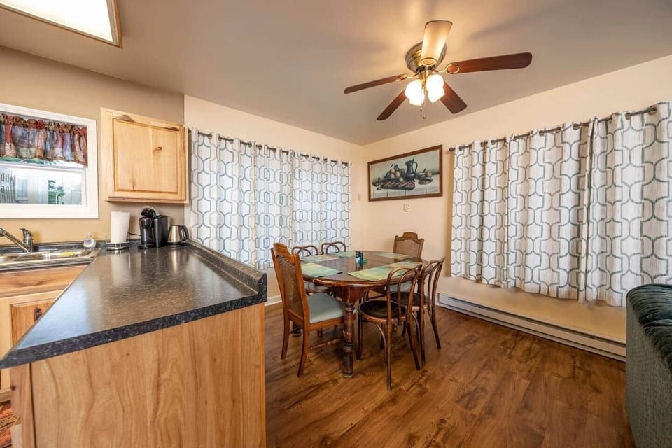 dining area, table seats 6