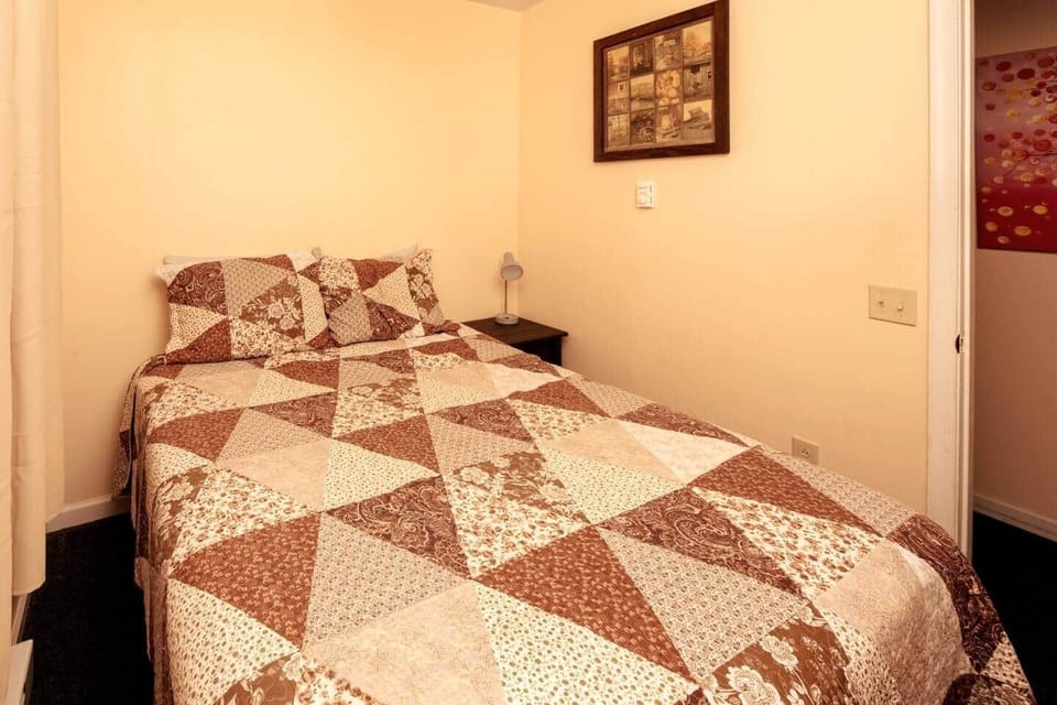 bedroom, queen bed