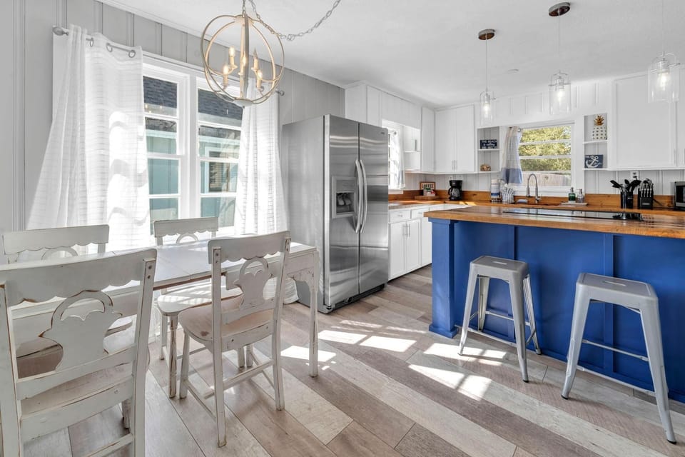 House, Multiple Beds (The Blue Marlin) | Private kitchen