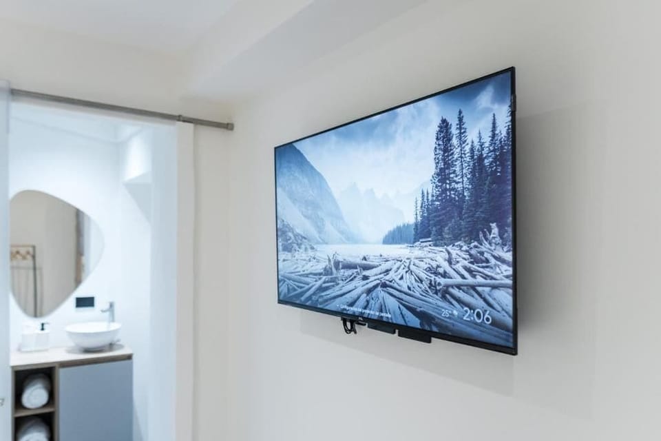 Room (Green A) | Interior