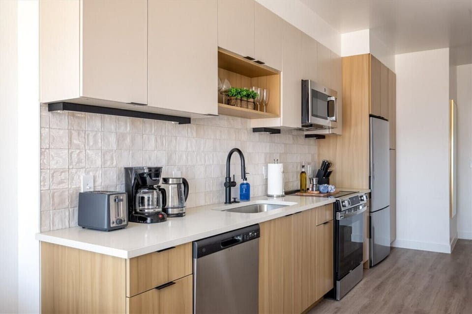 Fully stocked kitchen with all that you need. Pots, pans, bakeware, salt +pepper, and olive oil!!