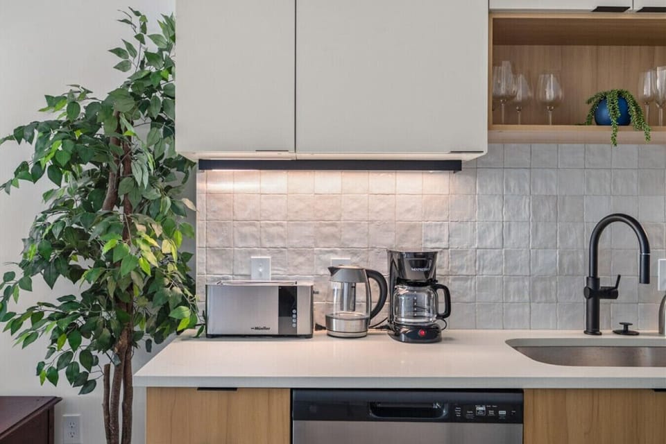 Fully stocked kitchen with all that you need. Pots, pans, bakeware, salt +pepper, and olive oil!!
