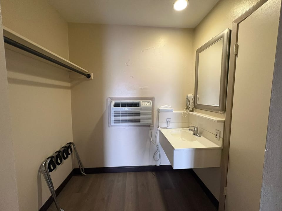 Room, 1 King Bed, Non Smoking | Bathroom | Free toiletries, towels