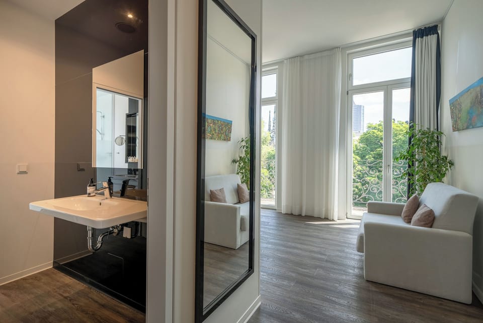 Premium bedding, free minibar, in-room safe, desk