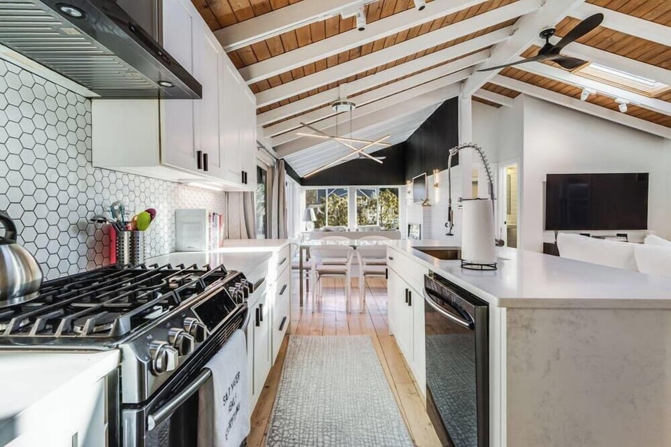 Cottage, Multiple Beds, Patio, Garden View (FIRST STREET 21170) | Private kitchen