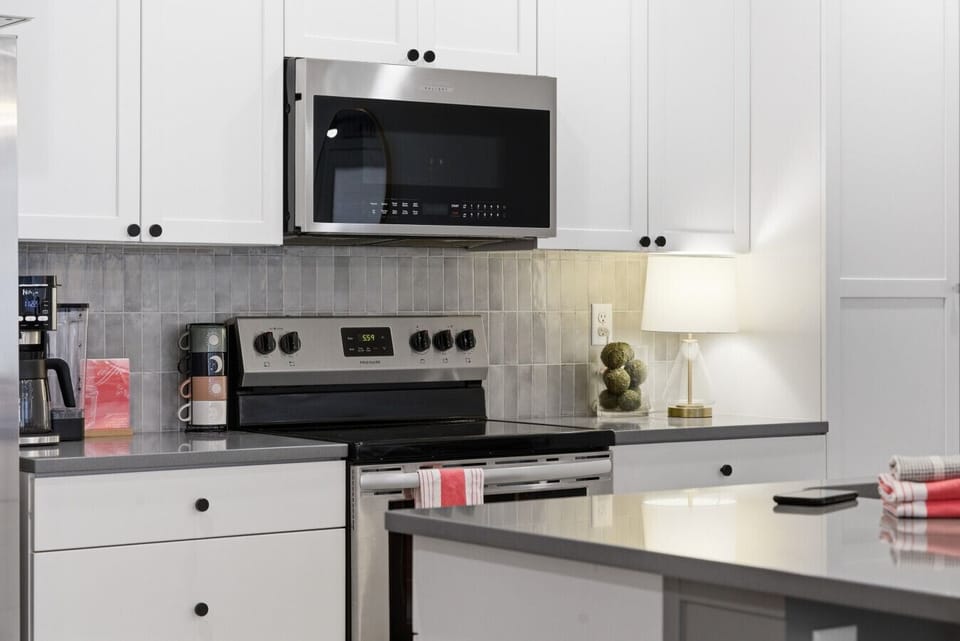 Kitchen: Modern elegance meets functionality with sleek appliances and inviting decor!