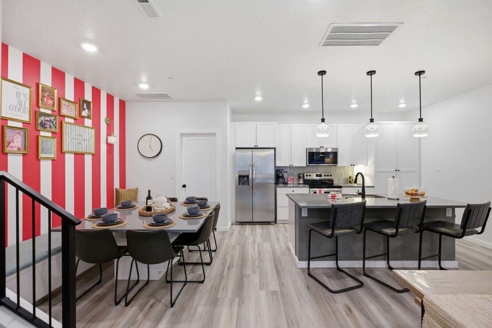 Dining Room: Bright and stylish space, perfect for gatherings and delicious meals!