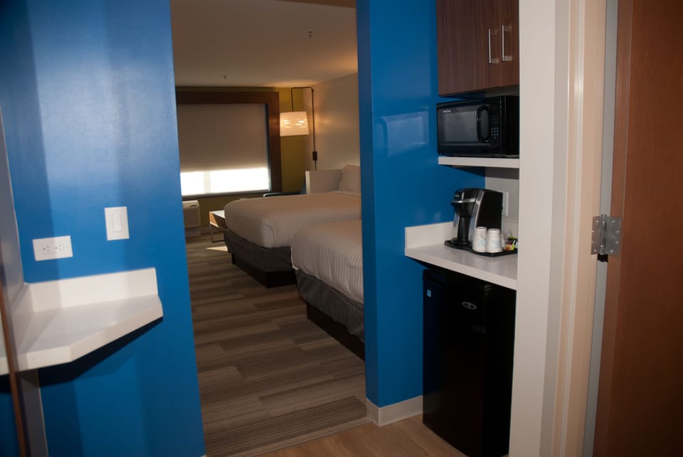 Suite | Desk, iron/ironing board, free WiFi