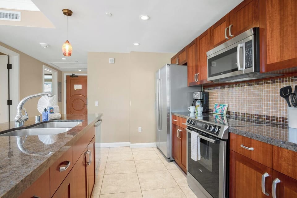 Whip up island feasts in a bright, modern kitchen. HKH-222