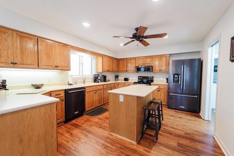 Kitchen fully equipped for meals 