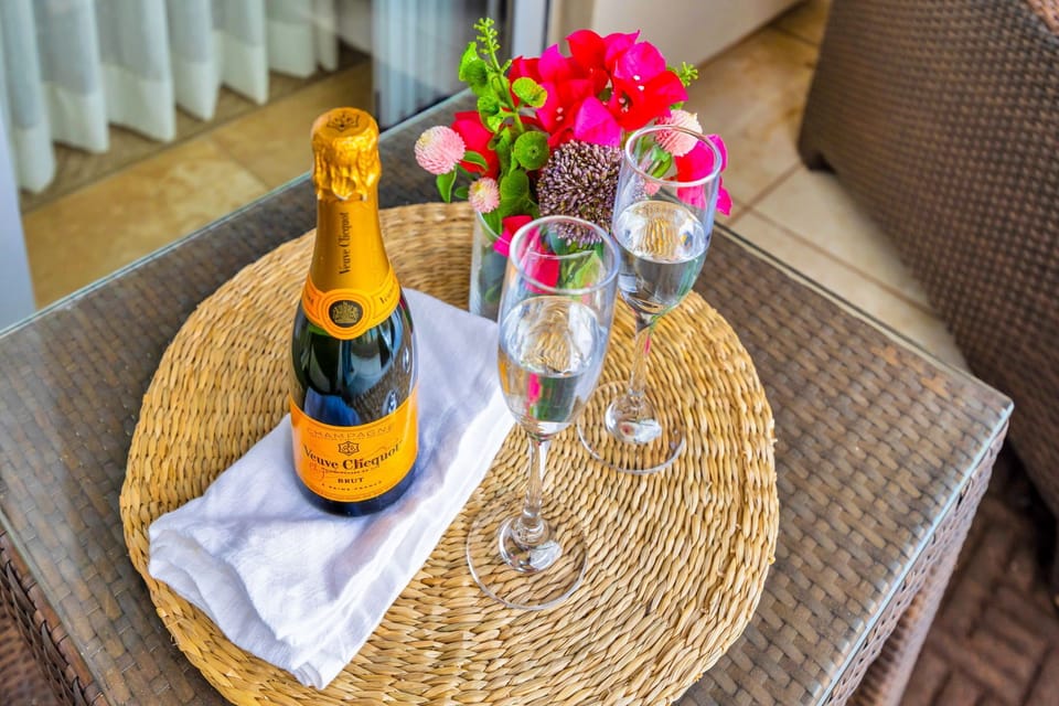 Enjoy chilled drinks with a view—this inviting lanai is ideal for slow mornings or early evening toasts. HKH-203