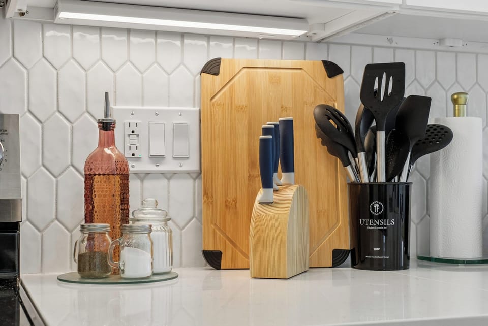 Apartment (2 Bedrooms) | Private kitchen | Microwave, oven, coffee/tea maker, dining tables