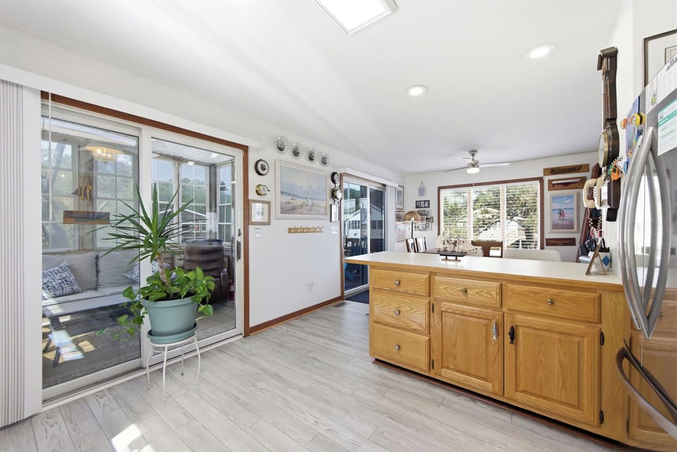 NH256: Pookie's and Bubba's Cottage | Kitchen Area - Island Seating for 2, Screened Porch Access