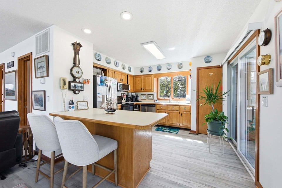 NH256: Pookie's and Bubba's Cottage | Kitchen Area - Island Seating for 2, Screened Porch Access